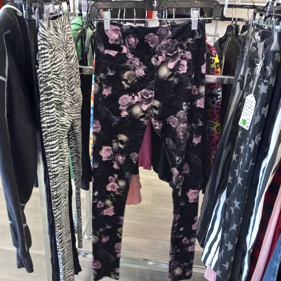 Killstar gorgeous super soft gothic femme crushed velvet dark floral leggings - Picture 3 of 7